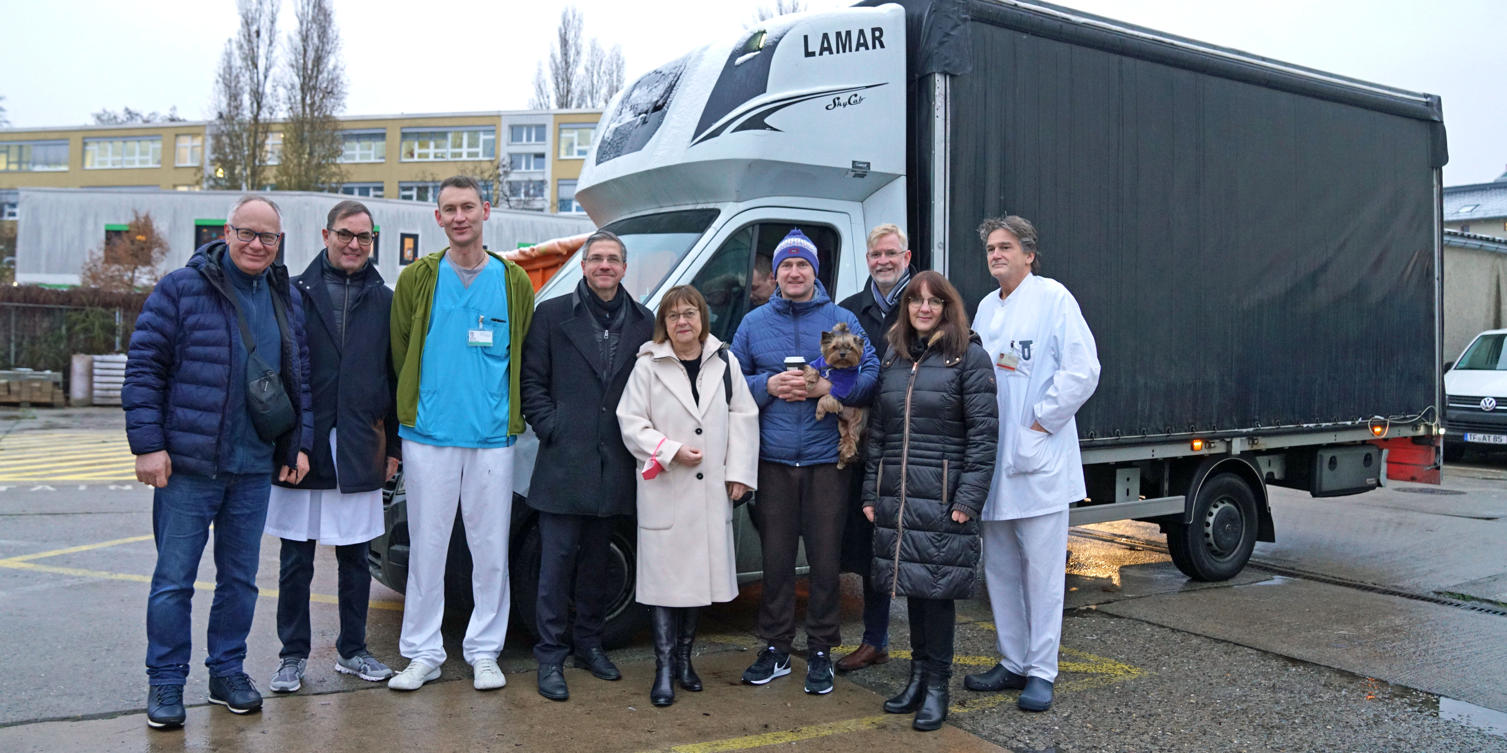 Gruppenfoto vor dem Transporter, der Spenden in die Ukraine brachte