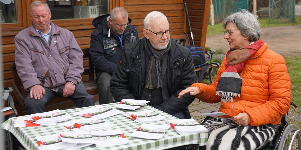 Doris Lemmermeier und Fred Schenk sitzen am Tisch 