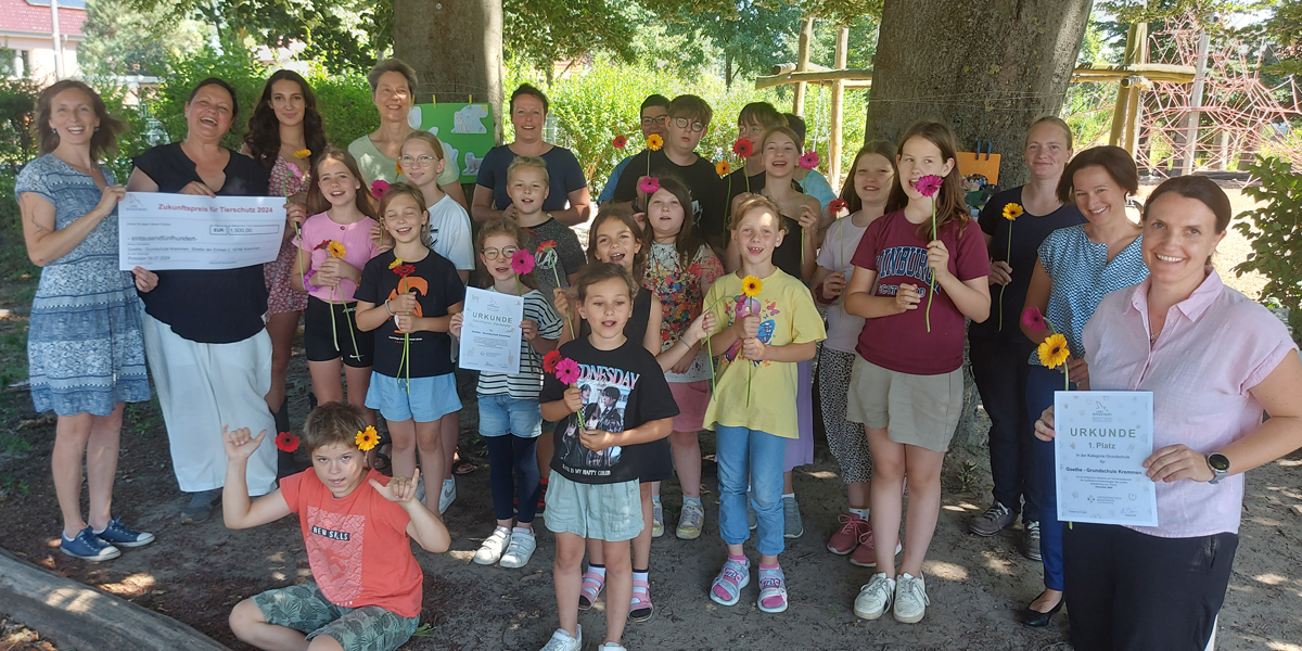 Dieses Foto zeigt unter anderem die Landestierschutzbeauftragte Dr. Anne Zinke sowie die Schülerinnen und Schüler der Goethe-Grundschule in Kremmen, die den ersten Brandenburger Schülerwettbewerb zum Thema Tierschutz gewonnen haben.