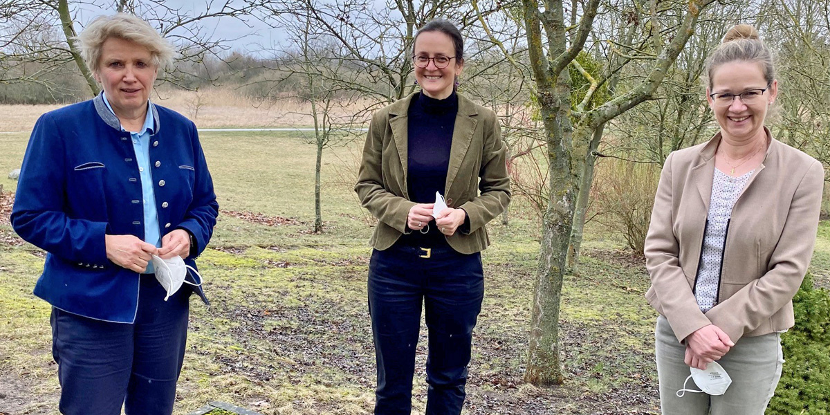 Landrätin Karina Dörk, Verbraucherschutzstaatssekretärin Anna Heyer-Stuffer und Umweltstaatssekretärin Anja Boudon (v.l.n.r.) bei dem gemeinsamen Treffen in Angermünde.