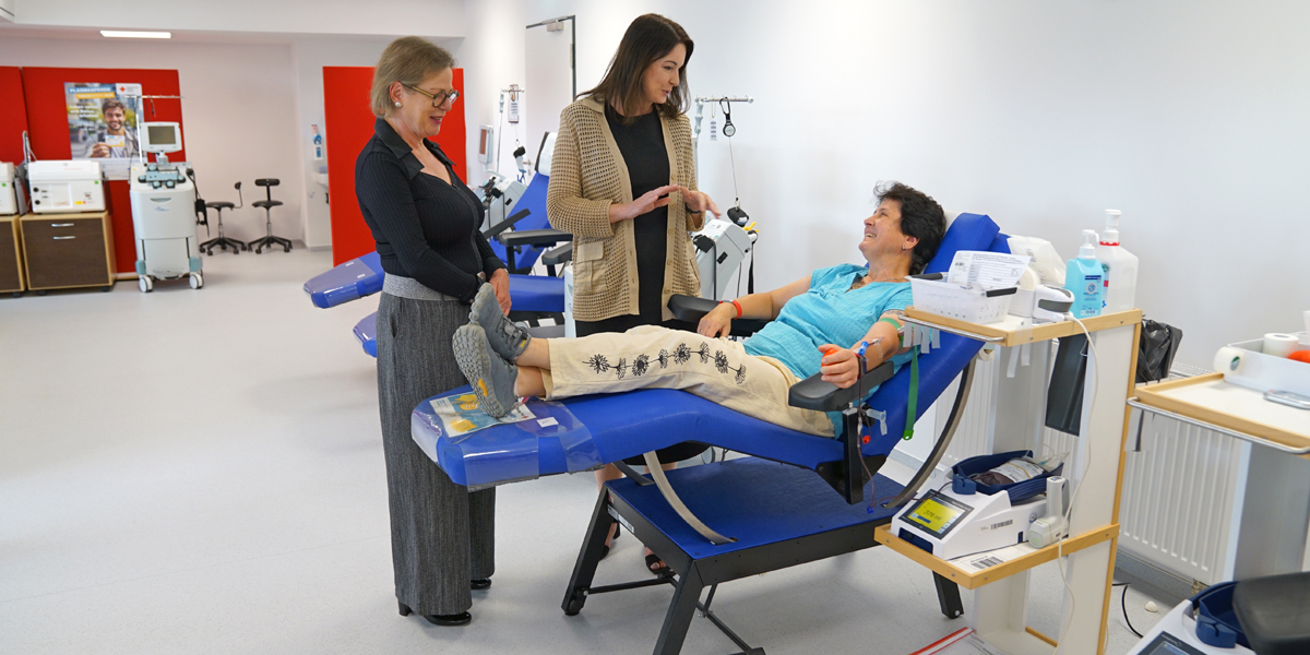 Institutsleiterin Britta Dimanski und Gesundheitsministerin Britta Müller im Gespräch mit einer Blutspenderin