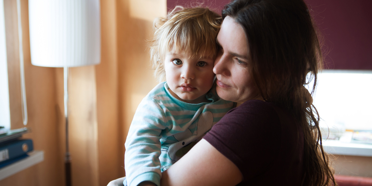 Eine Mutter hält ihr Kind auf dem Arm, Foto: © ulza / Fotolia