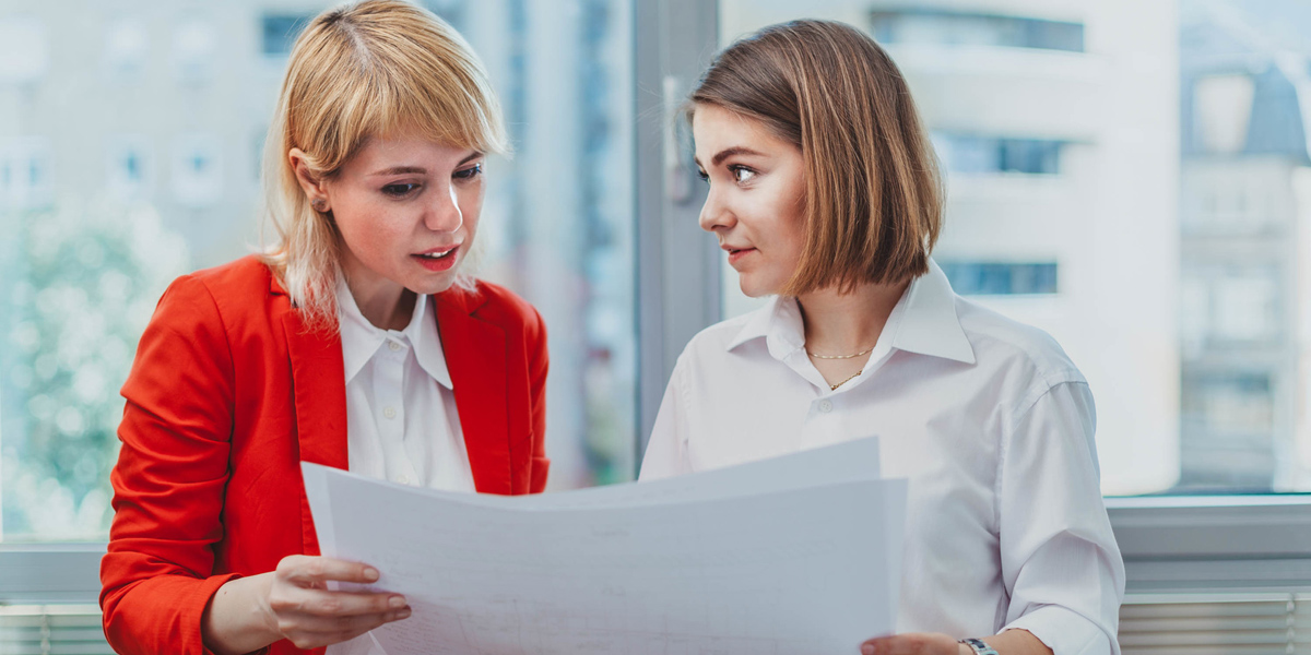 Zwei Frauen arbeiten an einem Projekt, Foto: © Suteren Studio / Fotolia