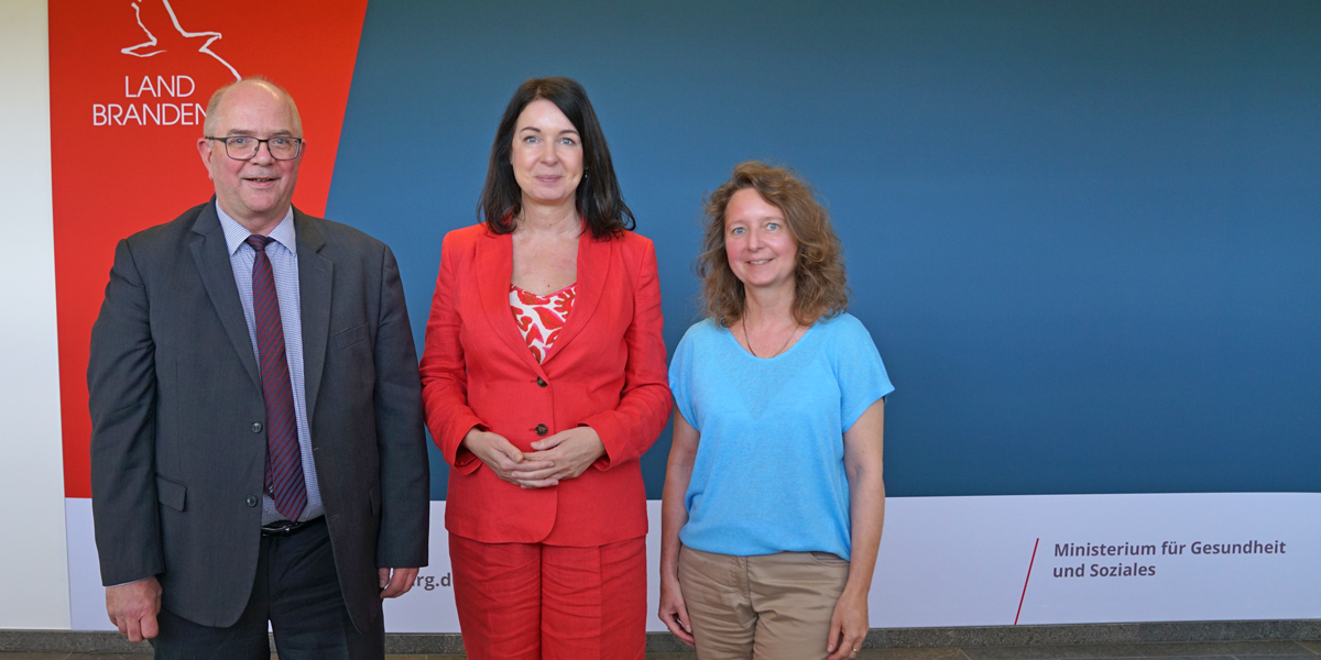 Das Foto zeigt Gesundheitsministerin Britta Müller mit Prof. Dr. Martin Stockburger und Dr. Gesine Dörr vom Vorstand des Vereins Berlin-Brandenburger Herzinfarktregister.