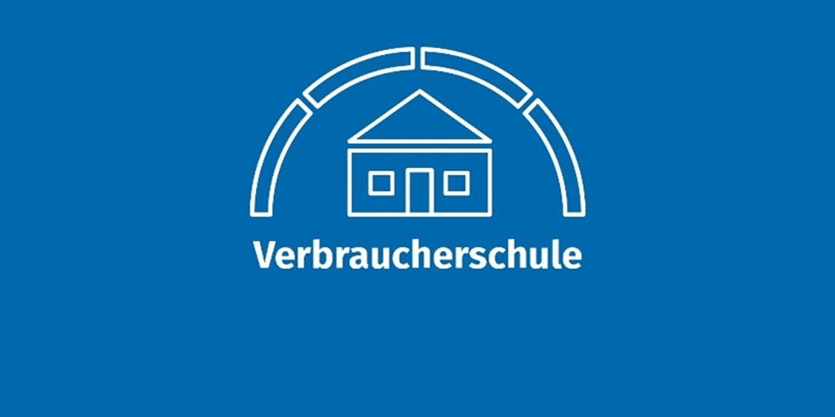 In weißer Schrift steht Verbraucherschule unter einem Haus auf blauem Untergrund.