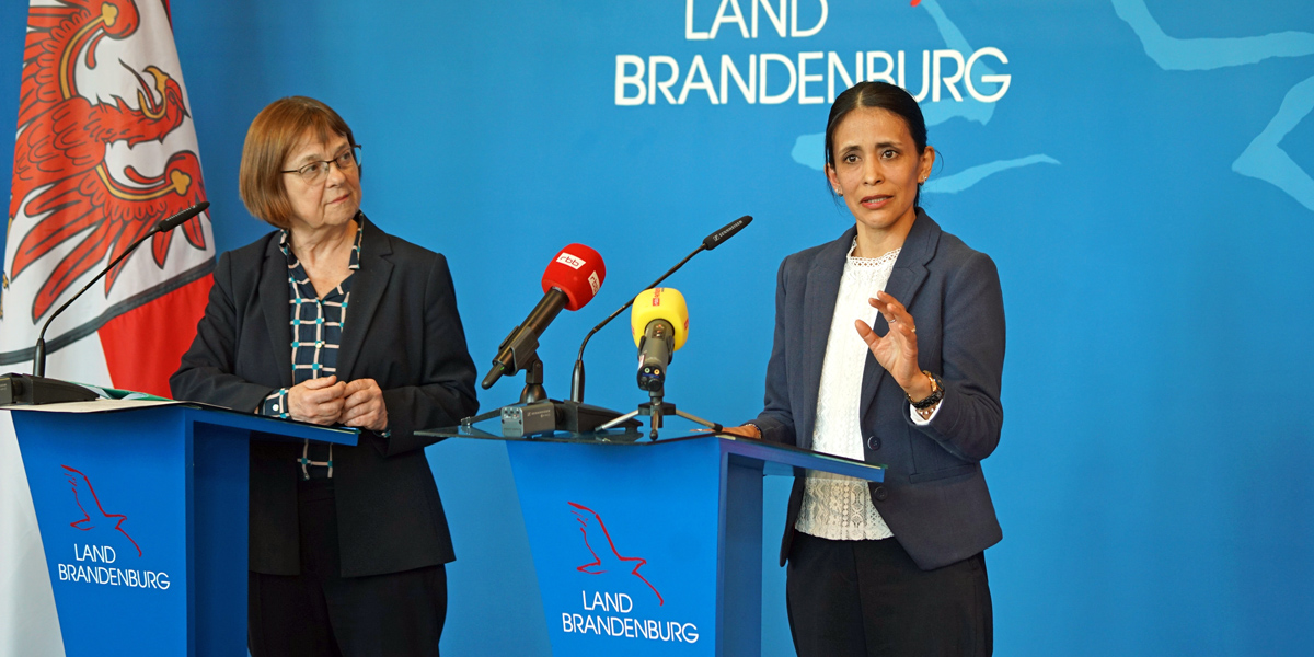 Ursula Nonnemacher und Diana Gonzalez Olivo vor der "Blauen Wand"