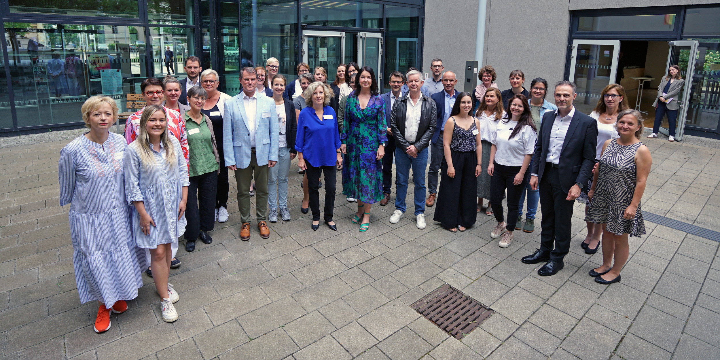Das Foto zeigt Gesundheitsministerin Britta Müller mit Vertretreterinnen des Netzwerks Hebammenhilfe nach dem gemeinsamen Netzwerktreffen in Potsdam.