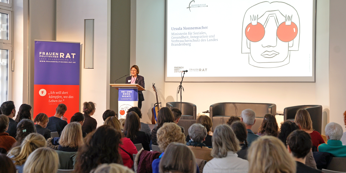 Frauenministerin Ursula Nonnemacher spricht ein Grußwort bei der landesweiten Auftaktaktveranstaltung der 33. Brandenburgischen Frauenwoche.